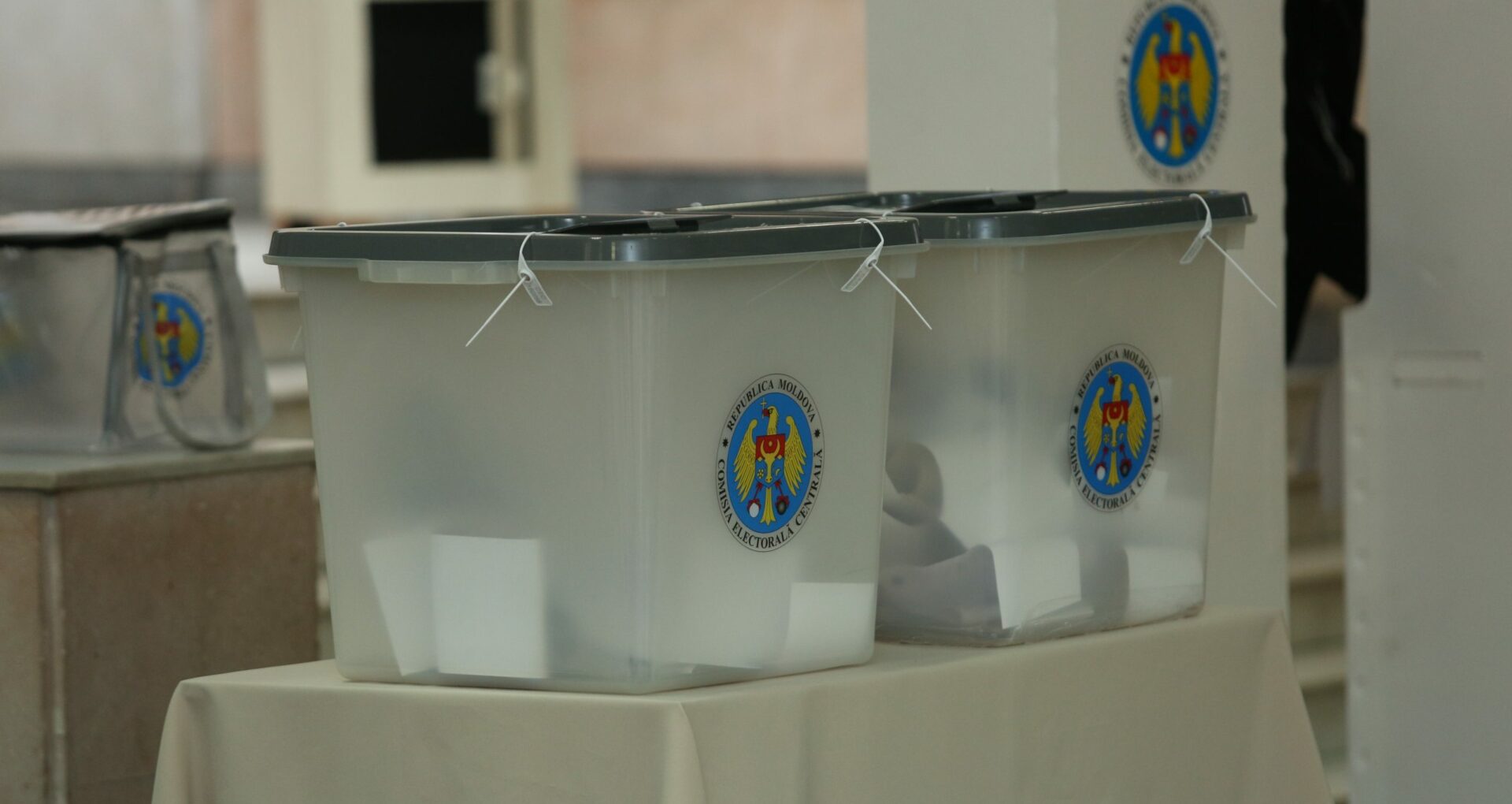Sondaj/ Cinci partide ar ajunge în Legislativ în urma unor eventuale alegeri parlamentare. Candidații care s-ar duela în turul II la prezidențiale