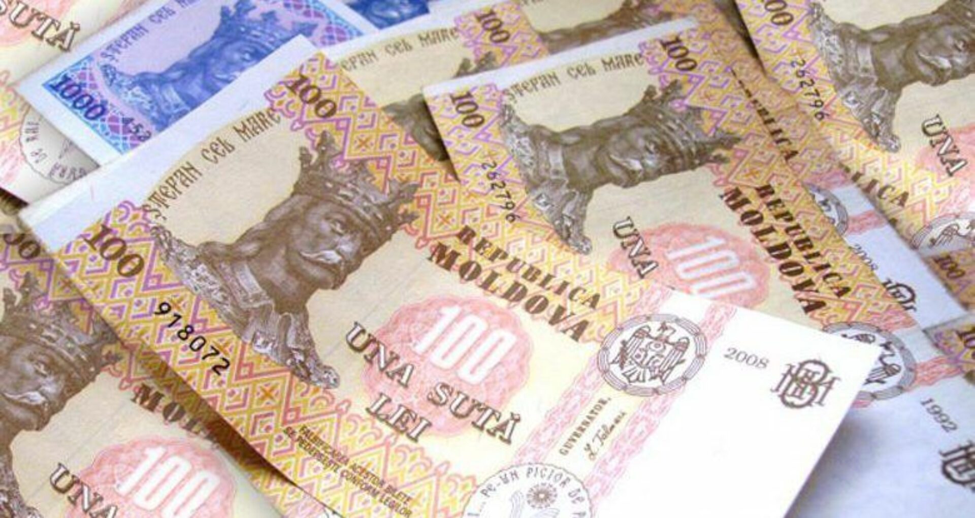 Sondaj IDIS „Viitorul”: 13 450 lei este salariul care i-ar determina pe moldoveni să rămână în țară și să nu emigreze