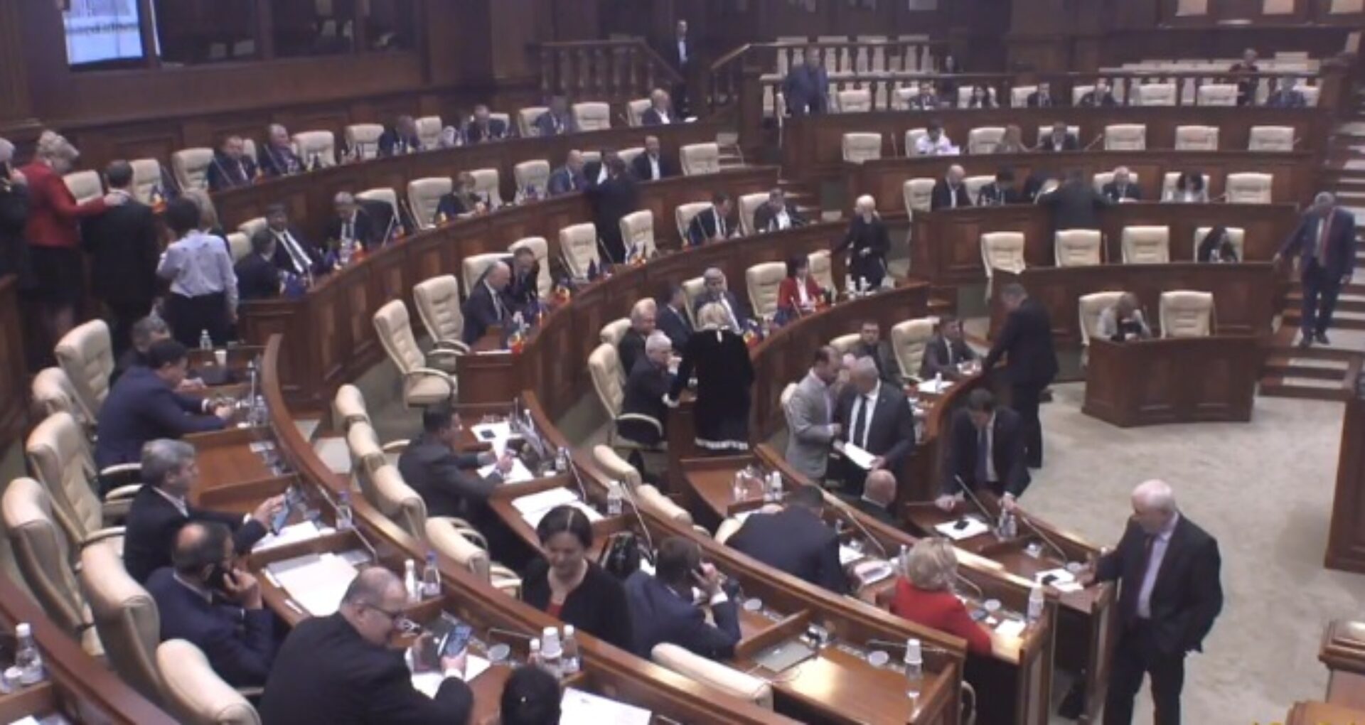 LIVE/ Ședință la Parlament: Urmează procedura de vot pentru noul Guvern. Partidul Șor se abține, PD – votează, ACUM părăsește sala