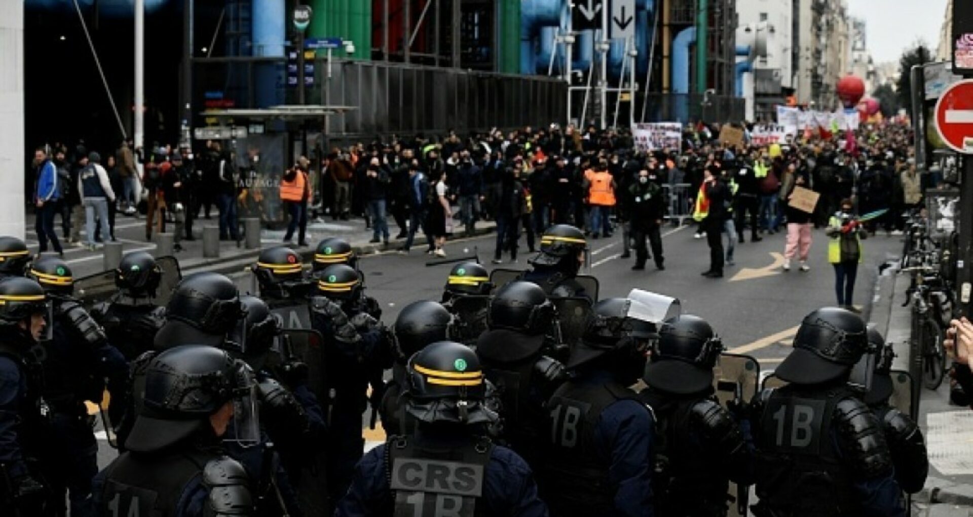 FOTO/ Protest violent în Paris. Vestele galbene s-au alăturat manifestanților