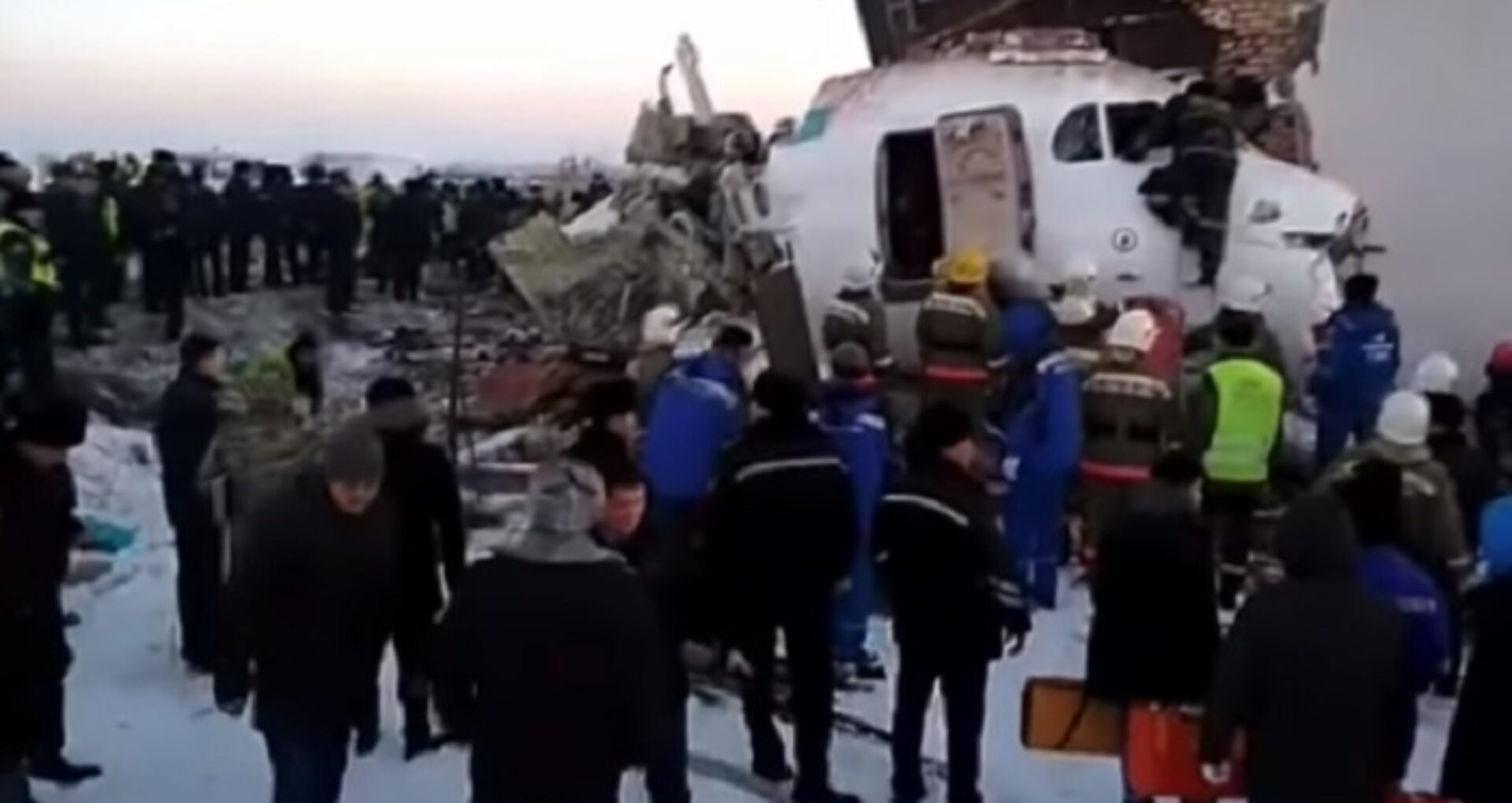 A fost zi de doliu în Kazahstan. Mărturia unui supravieţuitor din avionul prăbuşit. Toţi cei din faţa lui au murit