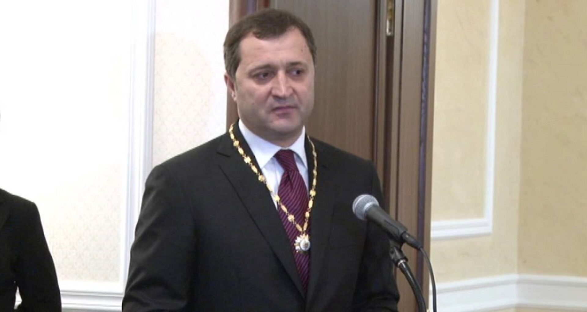 Filat va putea ocupa funcții publice și își păstrează distincția de stat supremă