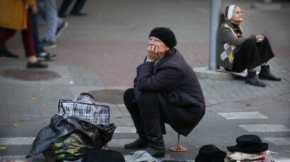 Vând ciorapi din lână, cușme din blană de miel, fulare și ce se mai găsește acasă prin dulapul vechi.