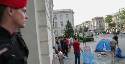 „Manifestanții” de la Guvern și Ministerul de Externe, aduși organizat, au început să-și strângă corturile.
