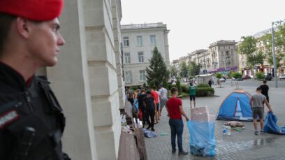 „Manifestanții” de la Guvern și Ministerul de Externe, aduși organizat, au început să-și strângă corturile.