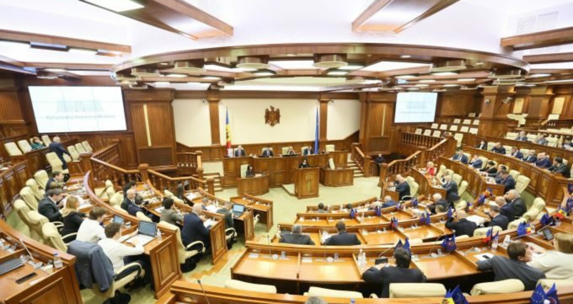 Cum argumentează reprezentanții Parlamentului necesitatea procurării a 110 tablete pentru deputați