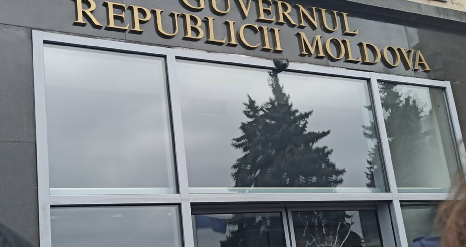 VIDEO/ Momentul în care ușa Guvernului este spartă cu buzduganul