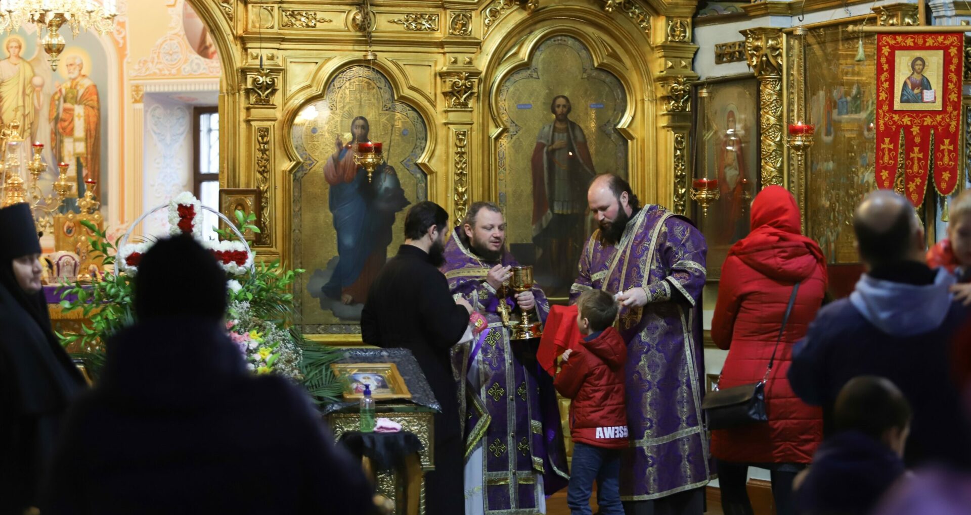 FOTOREPORTAJ/ În interiorul Bisericii, cu aceeași linguriță și fără supravegherea polițiștilor: Cum se împărtășă enoriașii