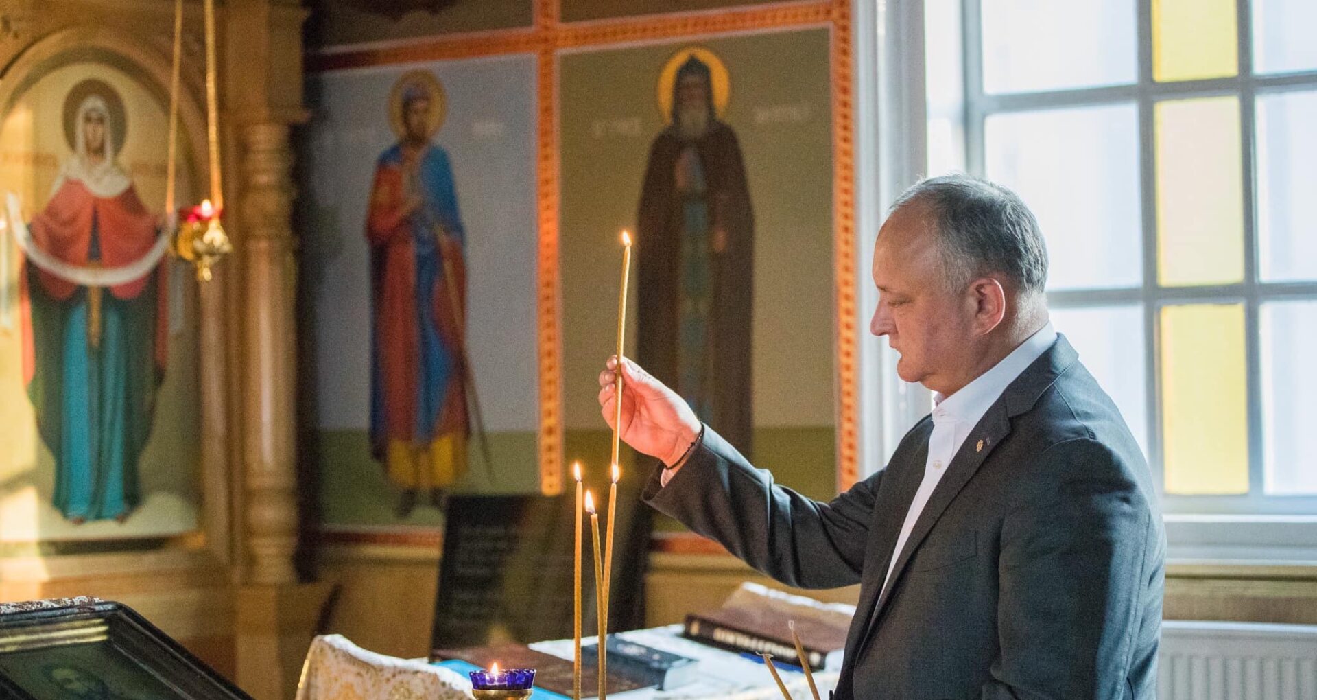 Președintele Igor Dodon, surprins la o biserică din capitală. „Familia prezidențială a venit cu un suport pentru Biserica de Lemn”, a justificat șeful statului