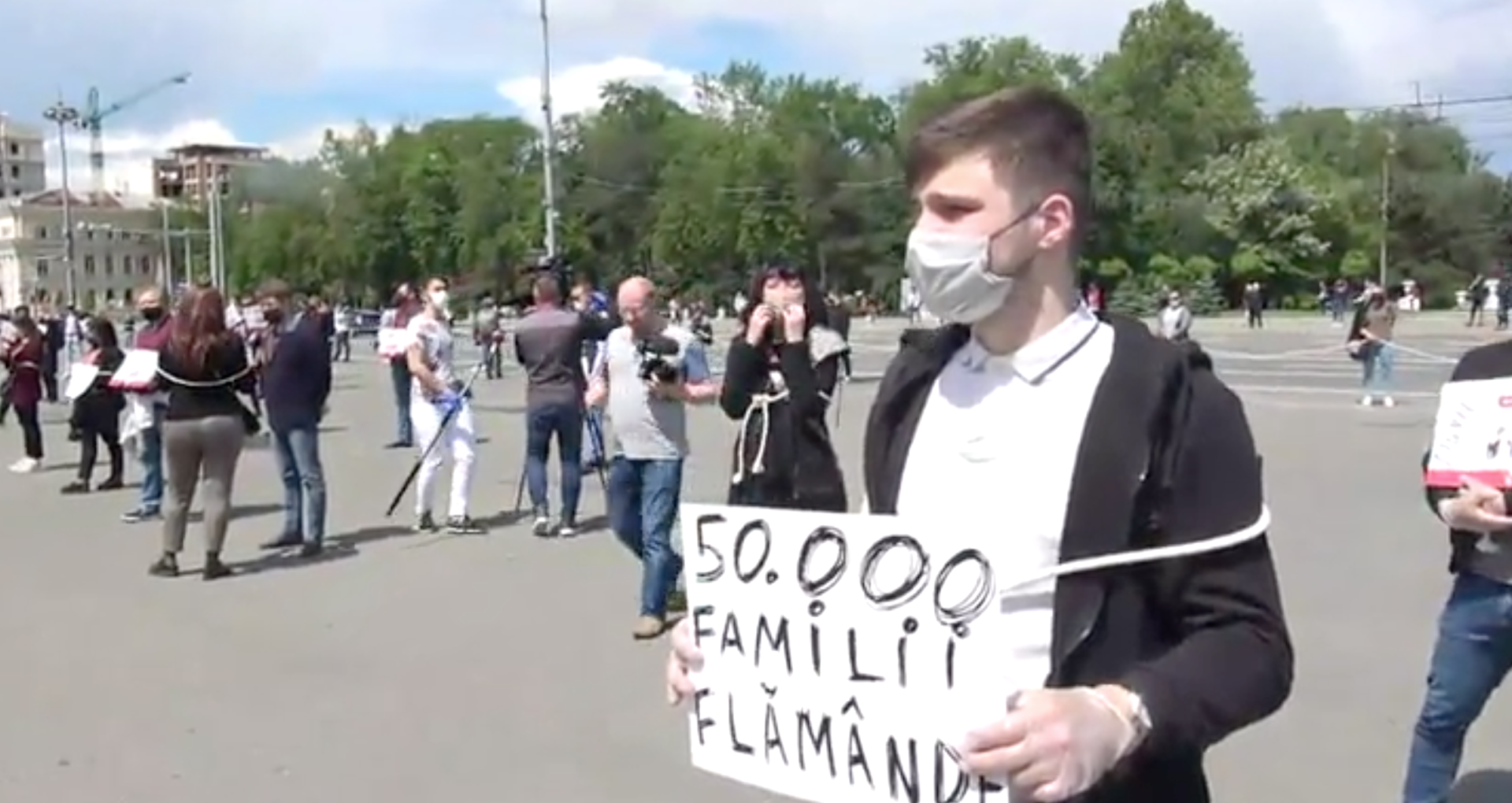 VIDEO/ Cu pancarte și mâinile legate. Agenții economici din sectorul HoReCa au protestat la Guvern: Ce solicită de la autorități