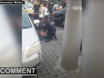 VIDEO/ Mai multe echipaje de poliție, în goana după un Mercedes: Momentul în care doi bărbați sunt puși la pământ și încătușați