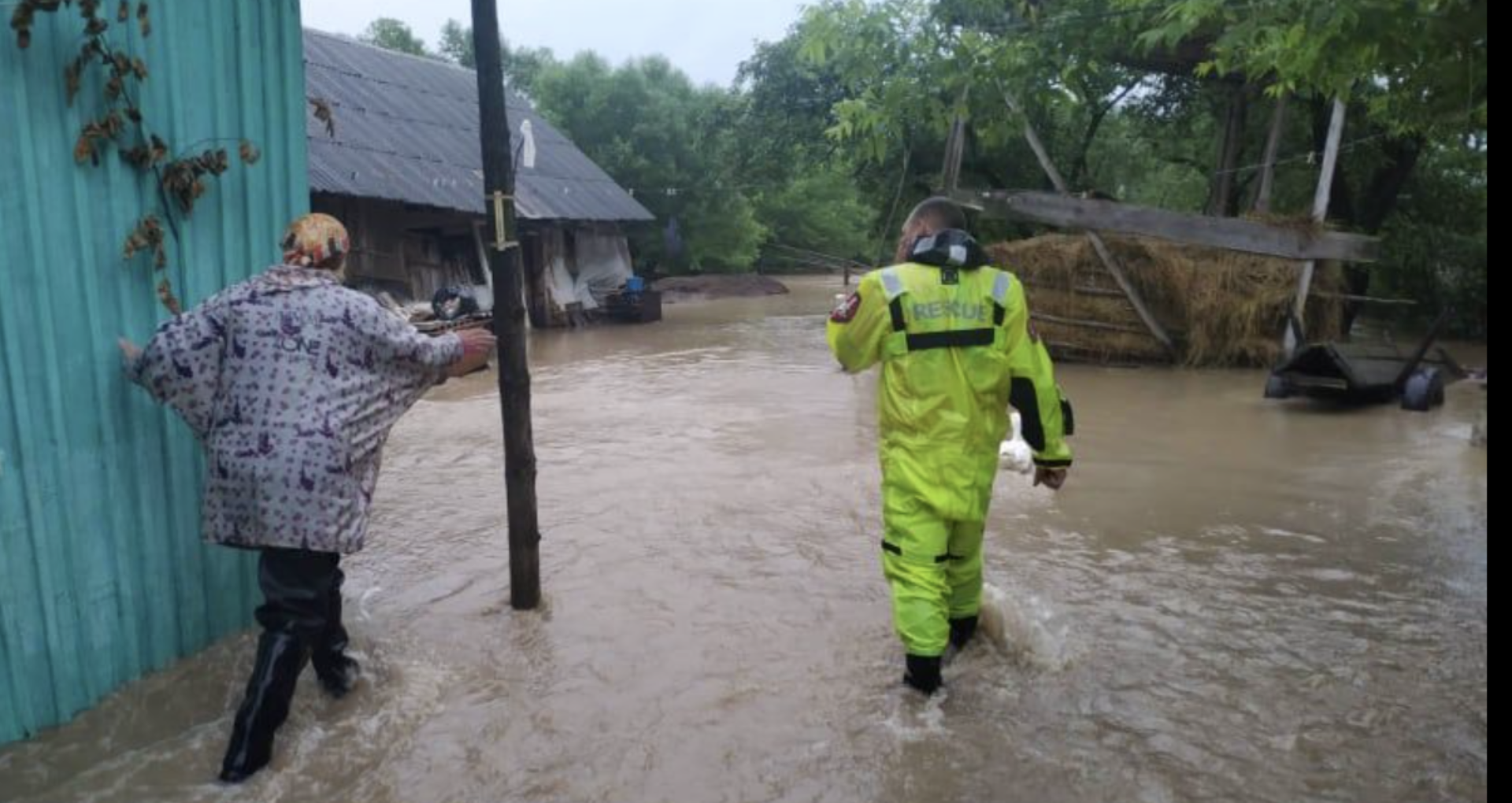 Sute de case inundate și oameni evacuați: Cinci regiuni din vestul Ucrainei se luptă cu efectele vremii nefavorabile