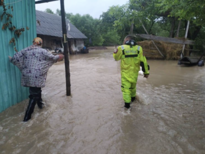 Sute de case inundate și oameni evacuați: Cinci regiuni din vestul Ucrainei se luptă cu efectele vremii nefavorabile