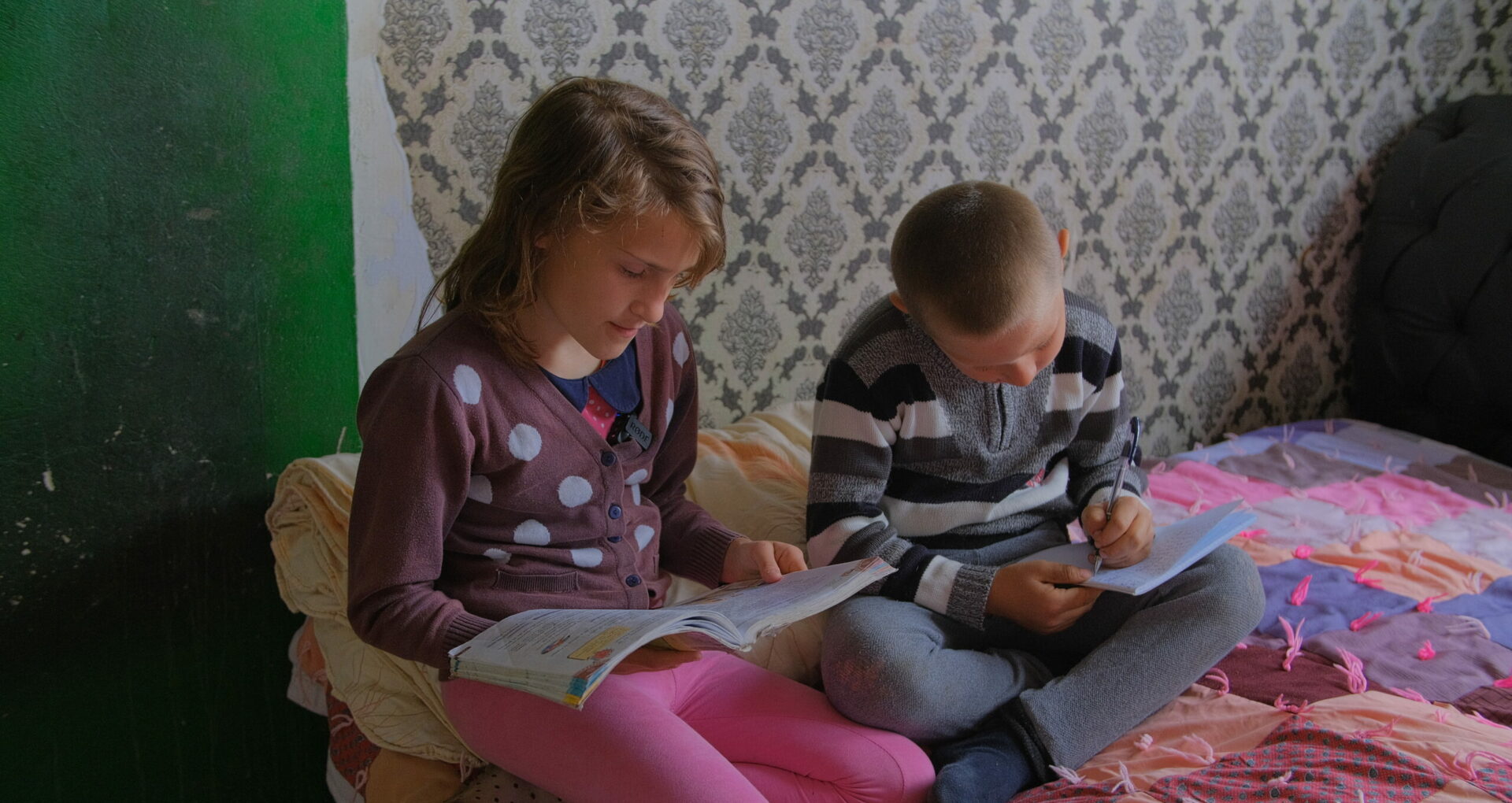 Video/Studii la distanță fără mijloace tehnice. Cum s-a încheiat anul școlar pentru elevii care și-au făcut lecțiile prin telefon