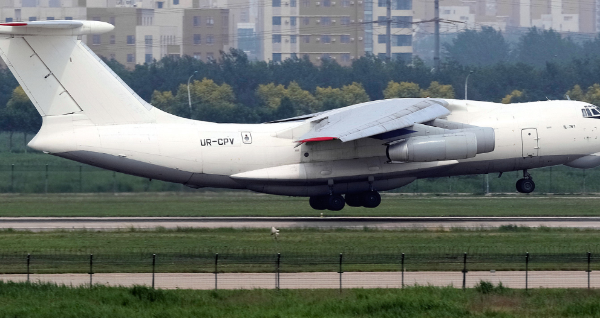 Foto/ Un avion ucrainean, gestionat de o companie suspectată de implicare în comerț ilegal cu arme, a staționat șase zile pe Aeroportul Internațional Mărculești. Precizările autorităților