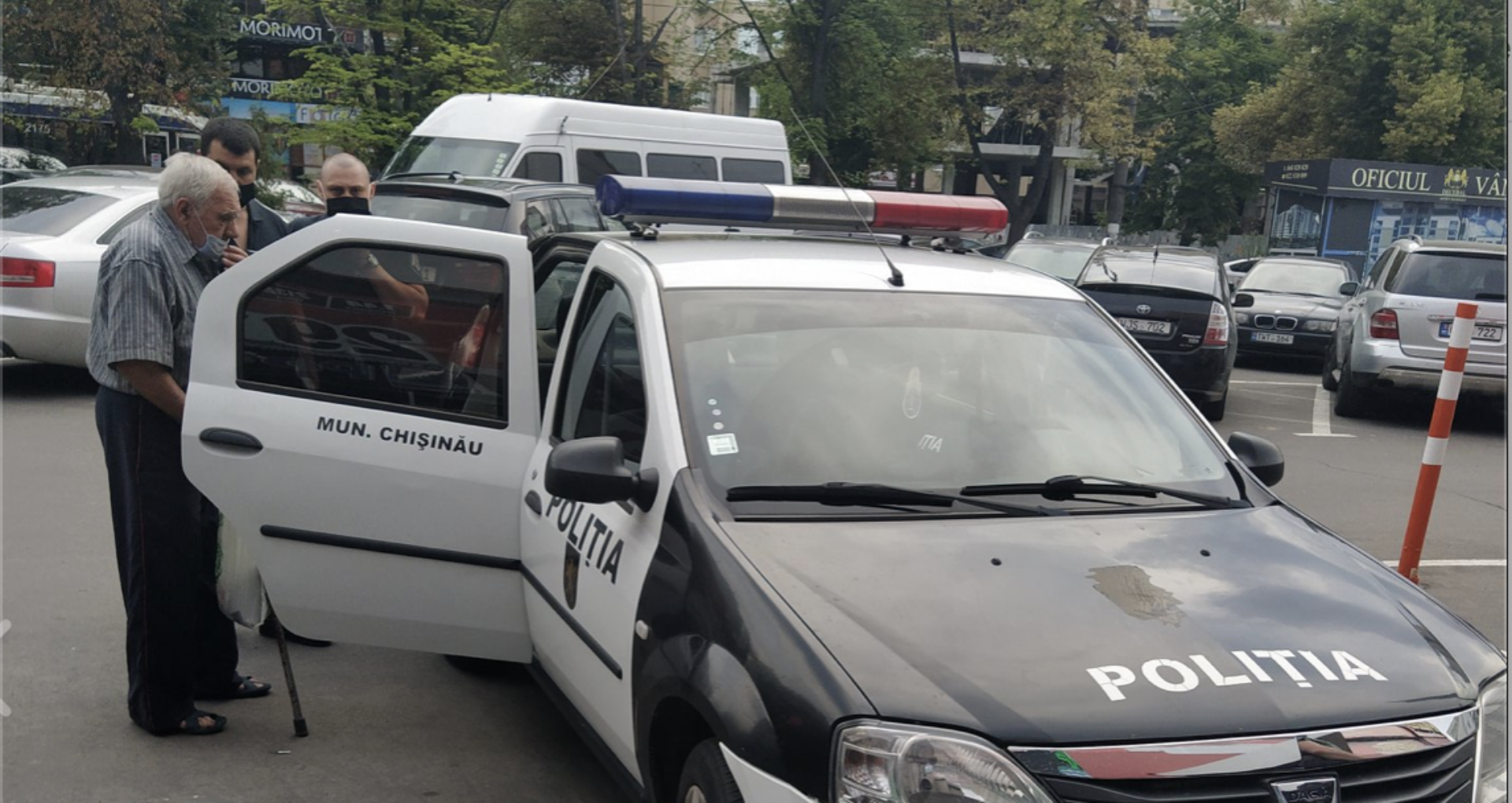 Un bărbat, în vârstă de 81 de ani, denunțat la poliție, după ce ar fi cumpărat mâncare pentru animale dintr-un magazin din Chișinău, la un preț mai mic față de costul real al acesteia