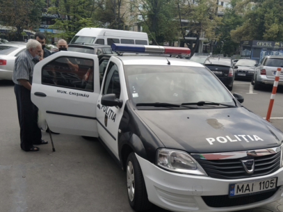 Un bărbat, în vârstă de 81 de ani, denunțat la poliție, după ce ar fi cumpărat mâncare pentru animale dintr-un magazin din Chișinău, la un preț mai mic față de costul real al acesteia