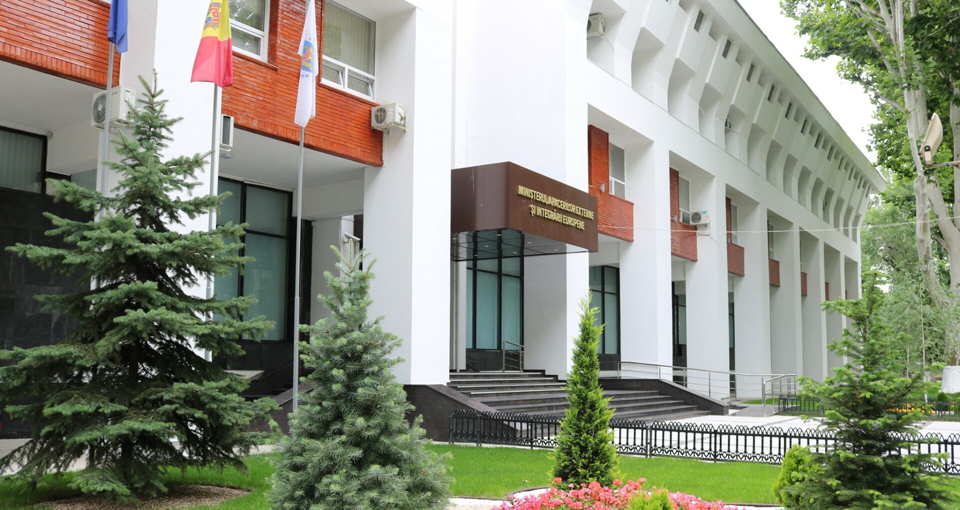 Marea Britanie ar fi intenționat să trimită solicitanți de azil în R. Moldova. Ce spune MAEIE
