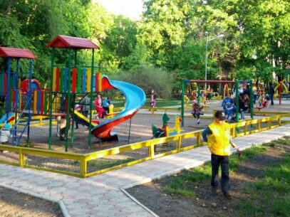 „Nu permiteți accesul copiilor la terenurile de joacă din parcuri, zonele verzi, dar și curțile blocurilor”. Apelul primarului capitalei către părinți