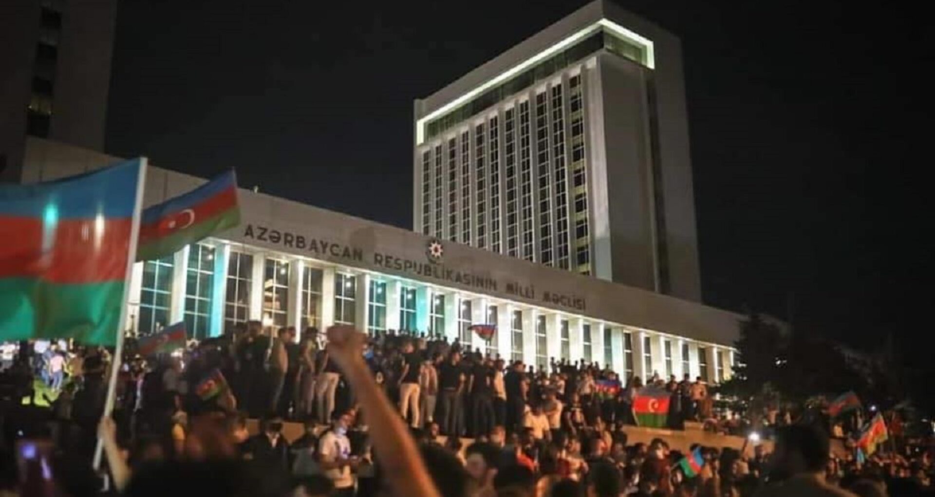 FOTO/ Proteste de amploare la Baku. Sute de protestatari au cerut demararea unei ofensive militare în Nagorno-Karabakh