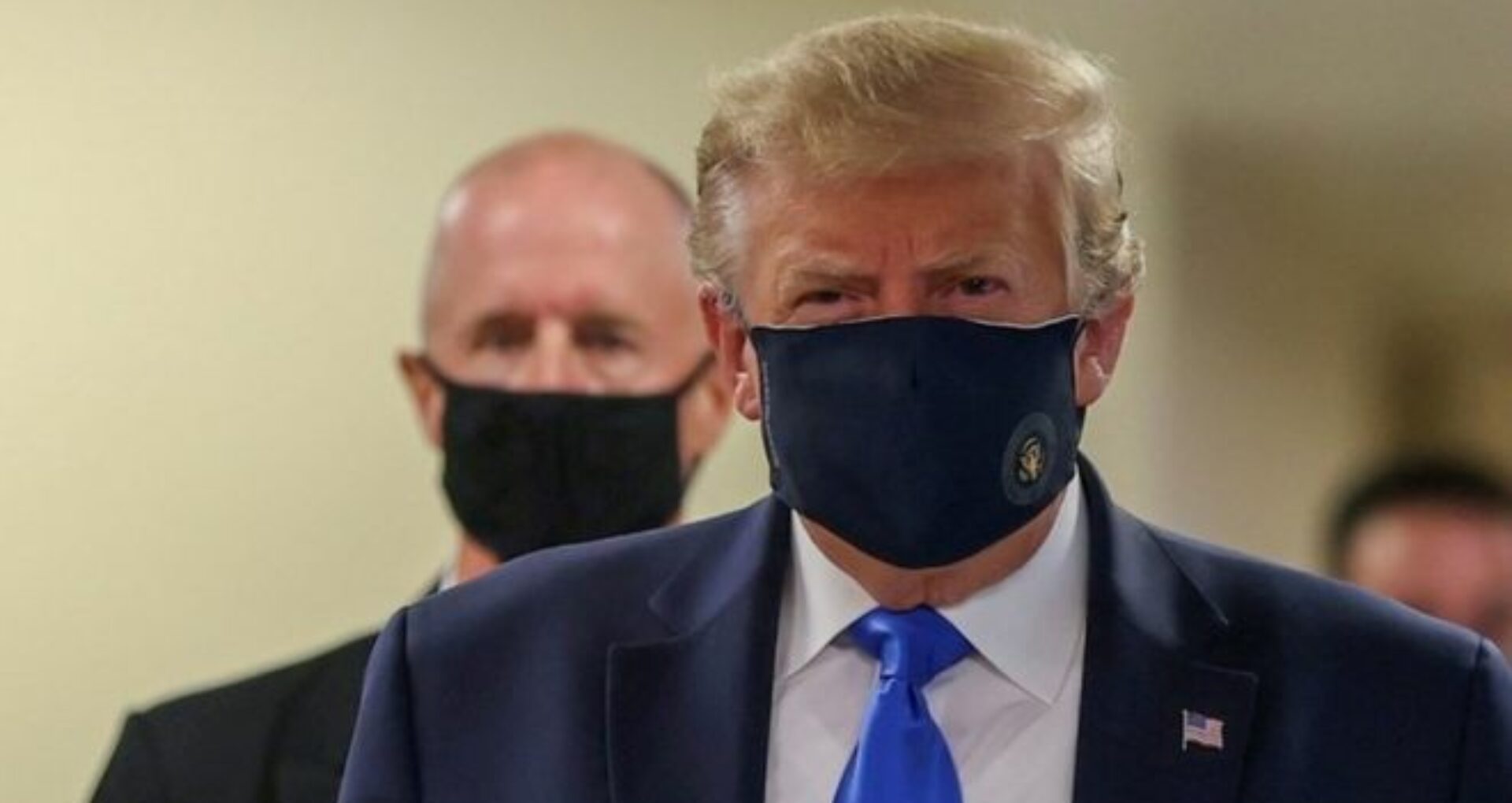 Donald Trump a purtat mască de protecție în public, pentru prima oară de la debutul pandemiei de COVID-19