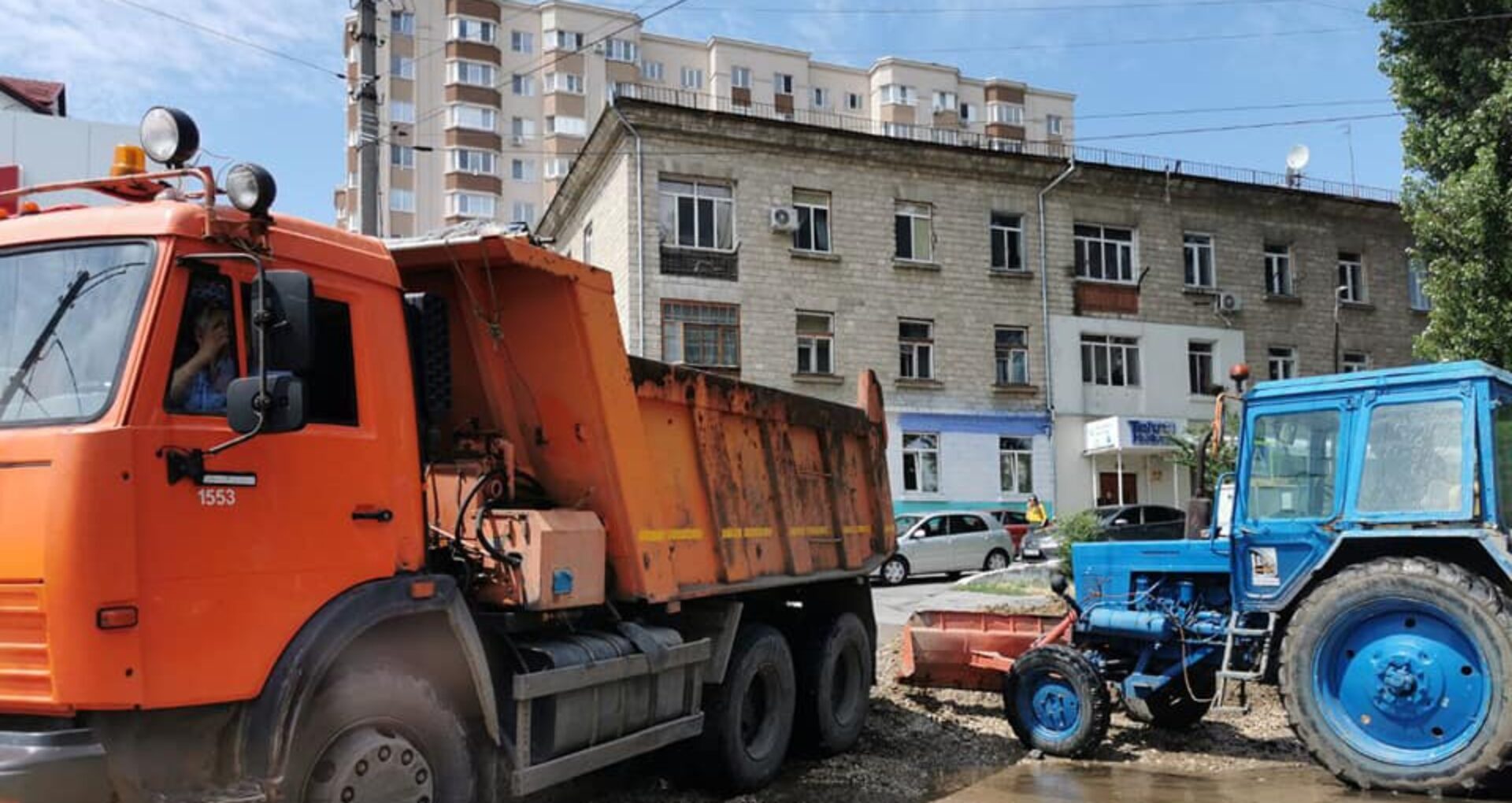 „Pe strada Gheorghe Asachi, gurile de captare au fost puse de frumusețe de fosta conducere a orașului”, acuză actualul edil al Capitalei. Ploile au distrus mai multe porțiuni de drum în Chișinău