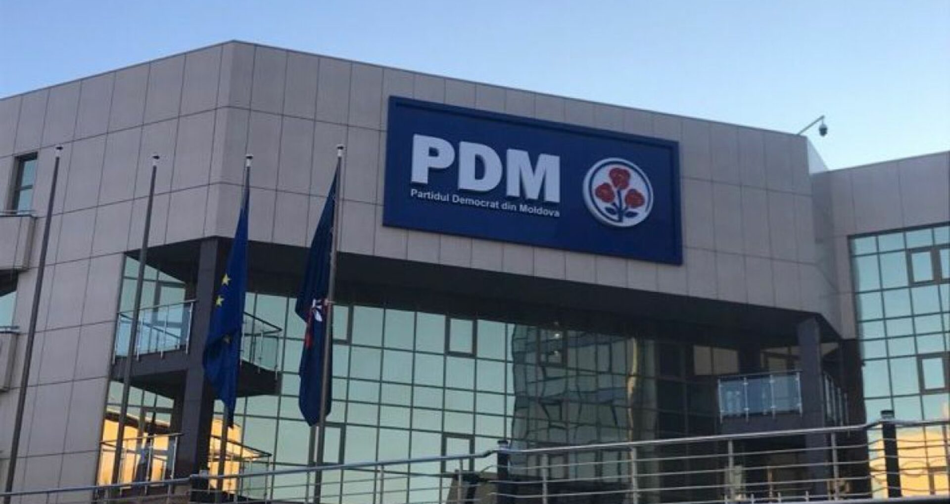 O persoană, reținută în urma perchezițiilor la fostul sediu PDM. PG: Activitățile s-au desfășurat în cadrul investigațiilor vizând frauda bancară, în care este documentată inclusiv activitatea organizației criminale, conduse de Vladimir Plahotniuc
