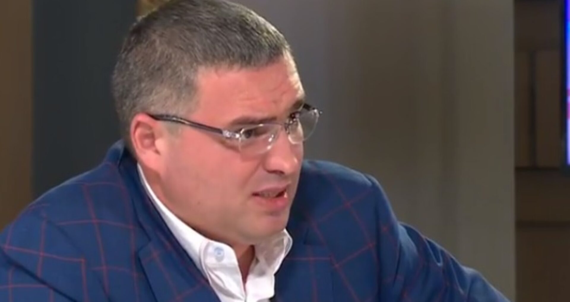 Usatîi susține că atât el cât și președintele Dodon au avut telefoane „împărțite de Plahotniuc”: „Veneau procurori și spuneau – ține acest telefon. Sunt peste o mie de ore de înregistrări cu Dodon”