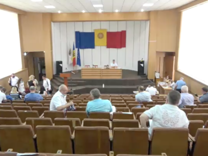 VIDEO/ Consilierii municipali, în ședință extraordinară: Demolarea barierelor și limitatoarelor de acces de pe străzile municipiului Chișinău, aprobată de CMC