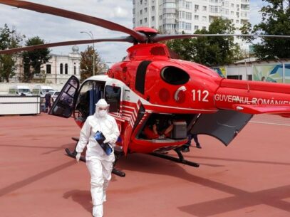 GALERIE FOTO/ Un elicopter SMURD Iași a transportat de la Cahul la Chișinău un pacient care nevoie de îngrijiri medicale urgente