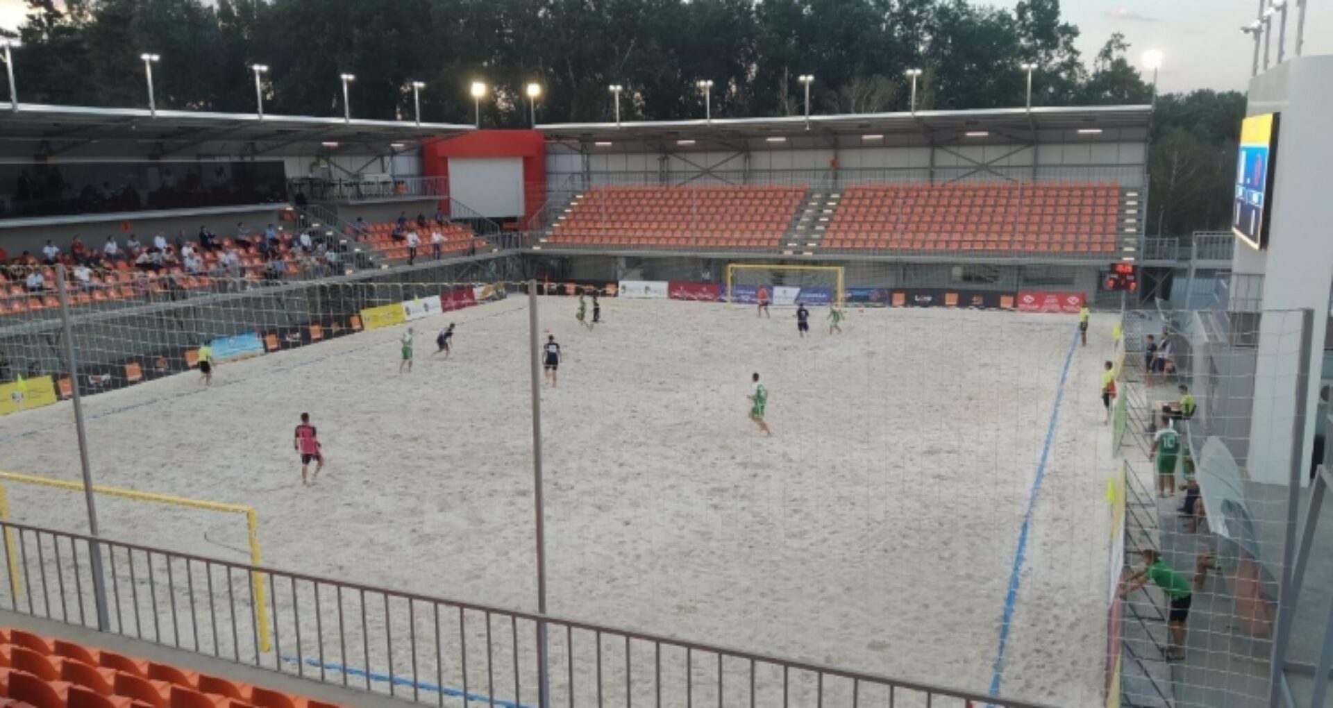 FOTO/ Stadionul pentru fotbal de plajă din Parcul „La Izvor”, inaugurat. Dodon, huiduit în timp ce își ținea discursul
