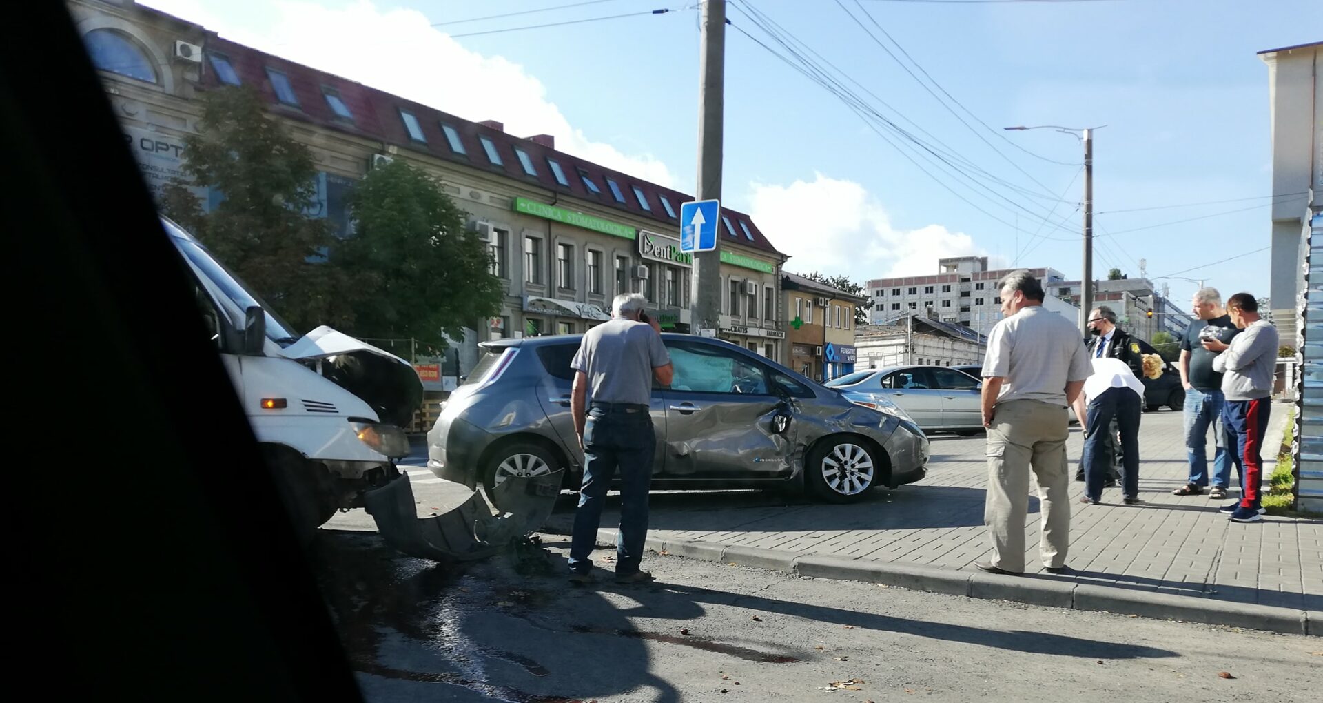 Un microbuz cu pasageri, implicat într-un accident în centrul capitalei. Doi pasageri, transportați la spital