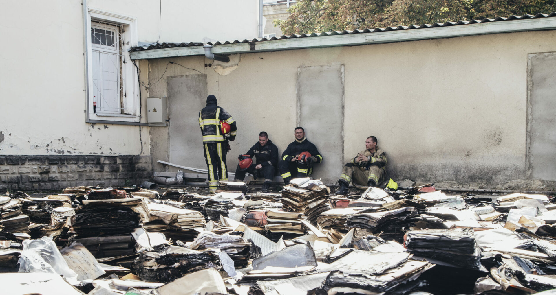 GALERIE FOTO/ Ce a mai rămas din clădirea Filarmonicii. A avut loc prima ședință a grupului de gestionare a situației după lichidarea incendiului