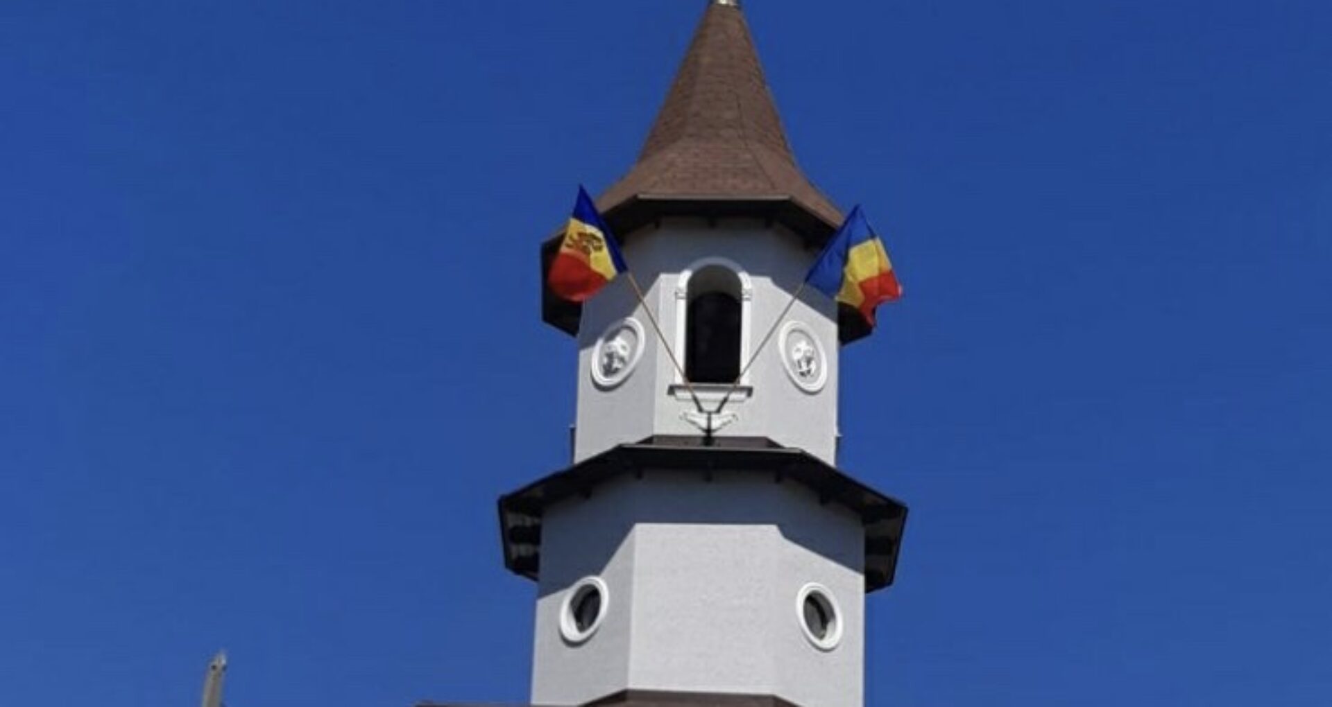 Mișcarea Politică UNIREA îi promite sprijin juridic preotului care riscă să fie amendat pentru că a arborat drapelul R. Moldova și pe cel al României pe clopotniță