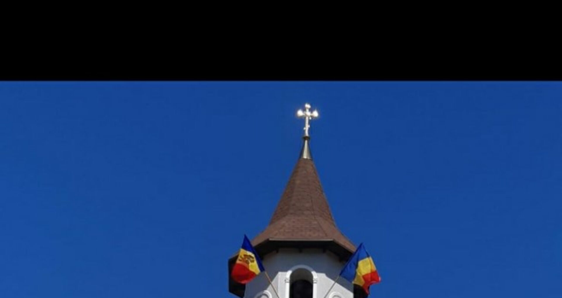 Un preot din Ungheni care a arborat drapelul R. Moldova și pe cel al României pe clopotniță riscă să fie sancționat: „Nu cobor niciun steag”