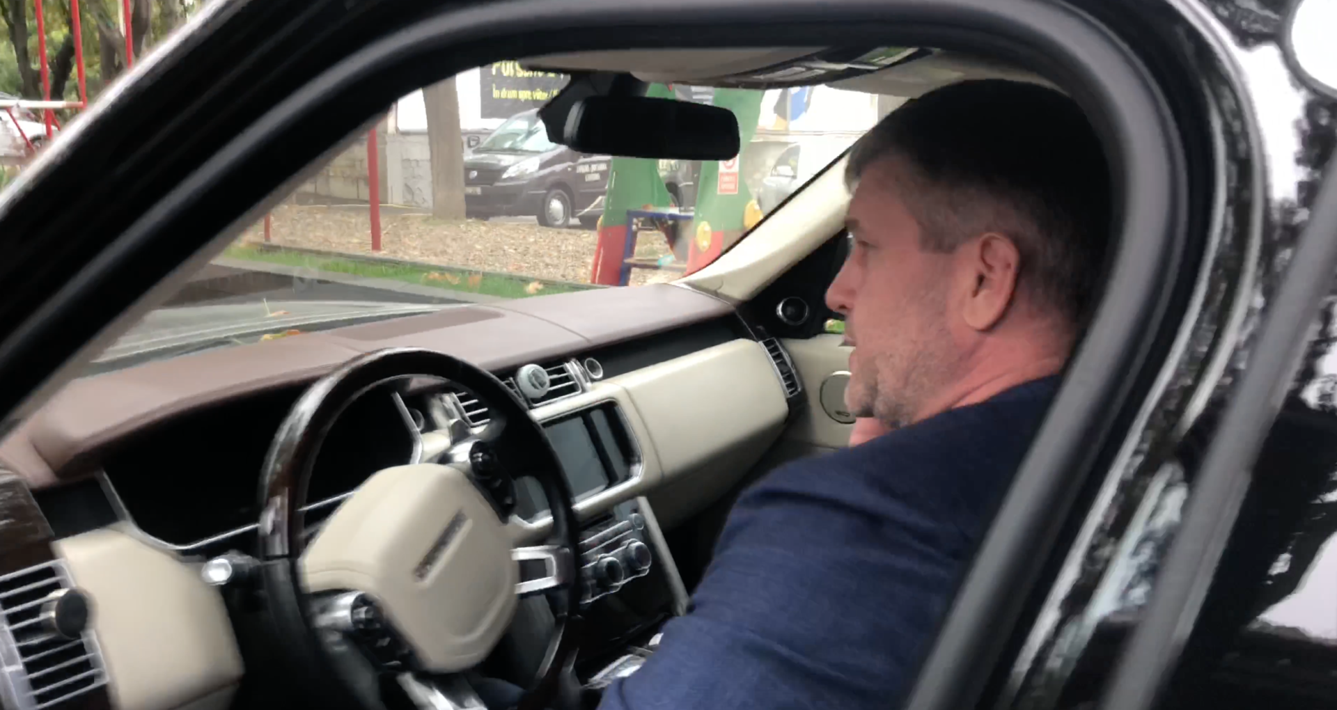 VIDEO/ Vasile Botnari, fostul șef al SIS amendat pentru expulzarea profesorilor turci, surprins în centrul capitalei: „Fără comentarii domnule”