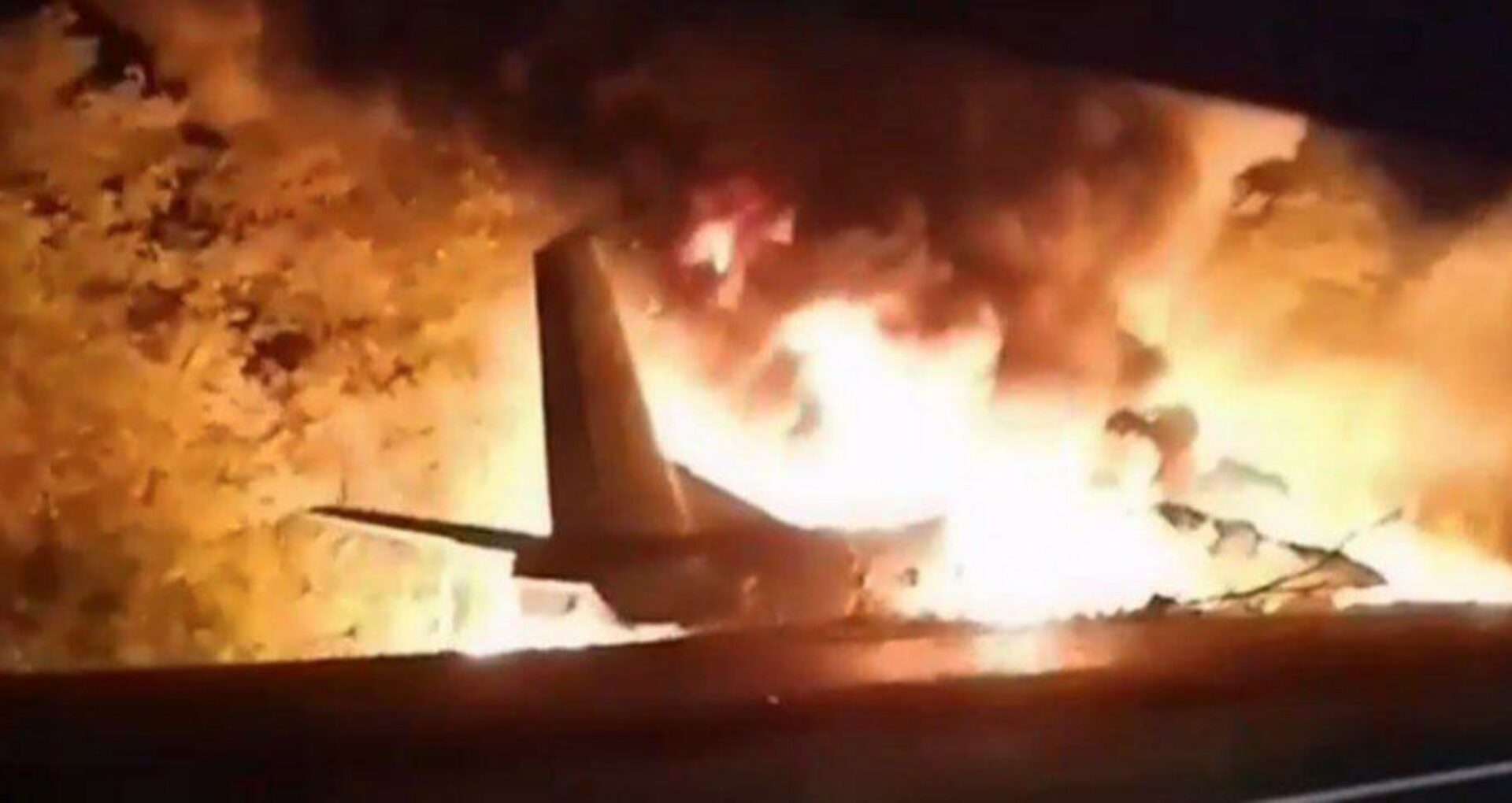VIDEO, FOTO/ Un avion militar s-a prăbușit lânga Harkov, Ucraina. Cel puțin 18 persoane au decedat pe loc