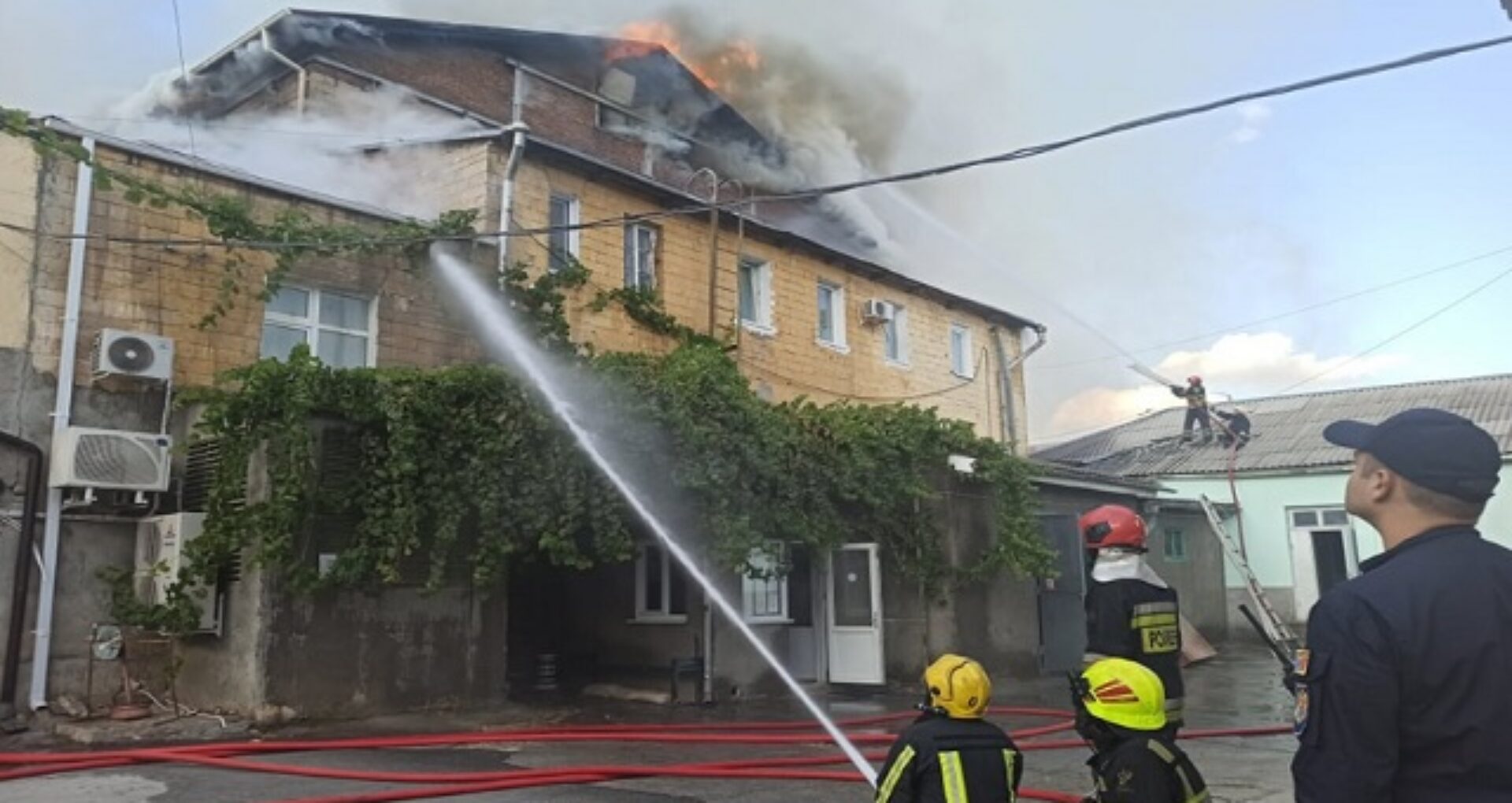 VIDEO/ FOTO. Stare de alertă la Filarmonica Națională. S-a prăbușit acoperișul și tavanul, iar flăcările au cuprins cu repeziciune și interiorul clădirii: zeci de pomieri luptă, în continuare, cu flăcările