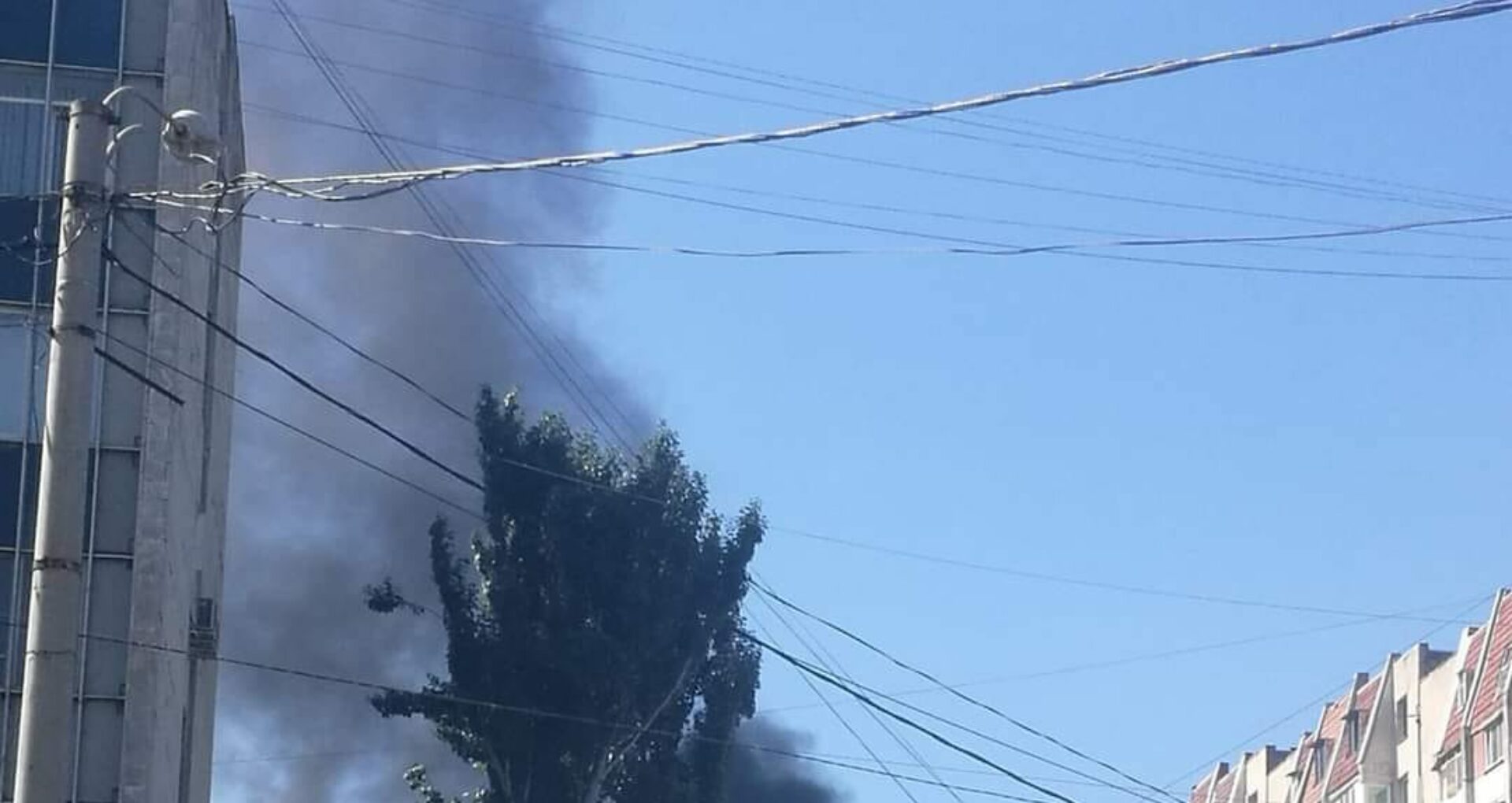 FOTO/ Incendiu în centrul Chișinăului. Trei echipaje de pompieri au stins flăcările