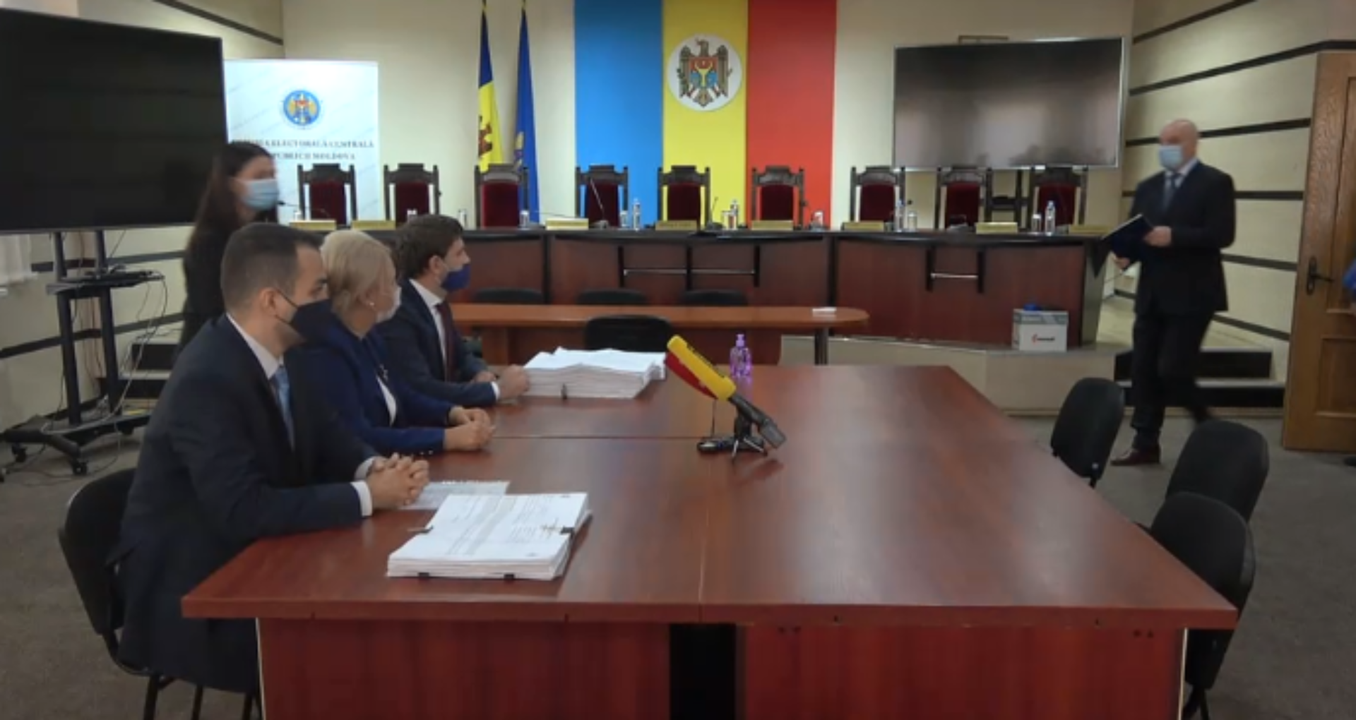 LIVE/ Violeta Ivanov depune listele cu semnături la CEC