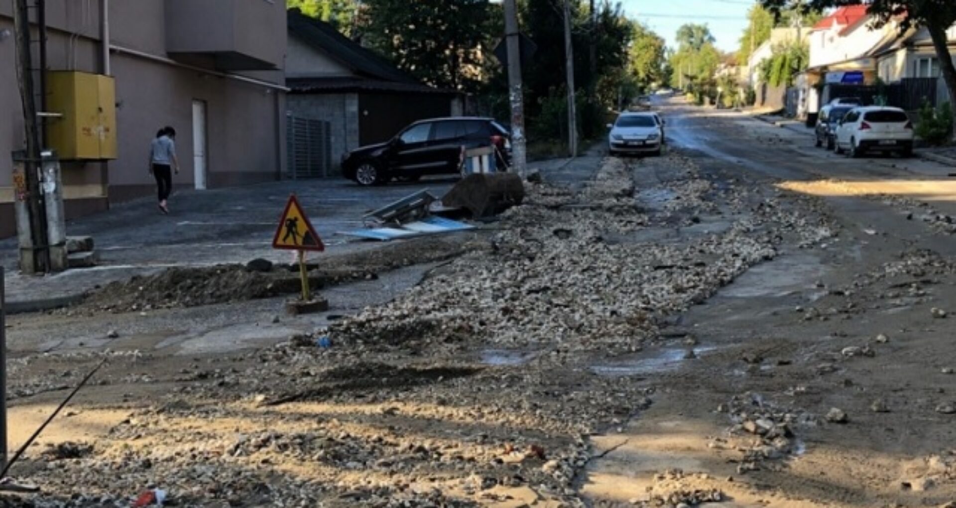 FOTO/ Capitala, după ploaia din weekend: Guri de canalizare înfundate, găuri uriașe pe străzi, asfalt surpat și drumuri înămolite. Primăria solicită o expertiză