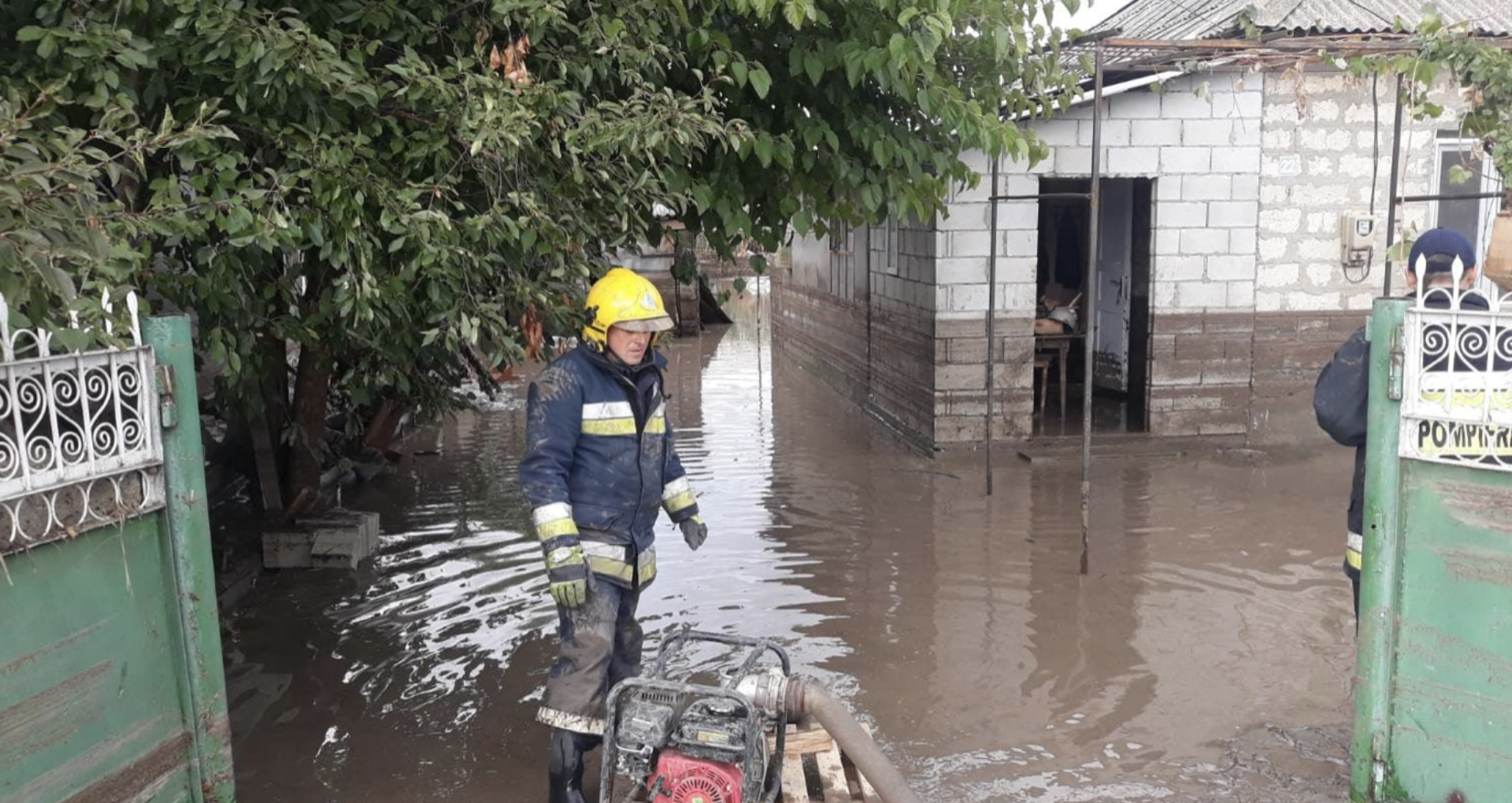Străzi și locuințe din mai multe raioane – inundate și oameni evacuați de salvatori. Ultimele informații despre consecințele ploii de ieri