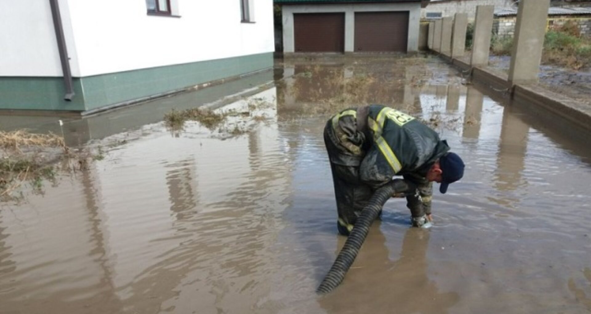 FOTO/ Inundațiile de la Comrat. IGSU anunță că a creat Statul Major: 155 de angajați lucrează la fața locului
