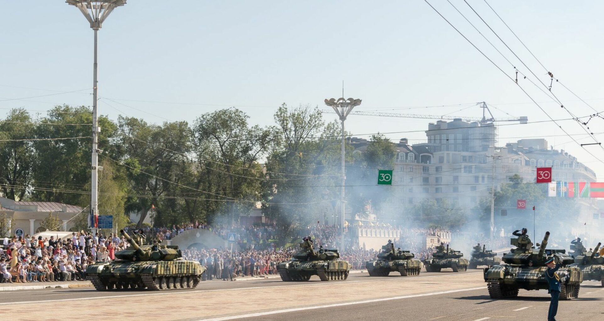 FOTO,VIDEO/ Paradă militară cu tancuri și blindate la Tiraspol. Regimul din Stânga Nistrului a marcat cea de-a 30-a aniversare a așa-zisei „zile a Republicii”