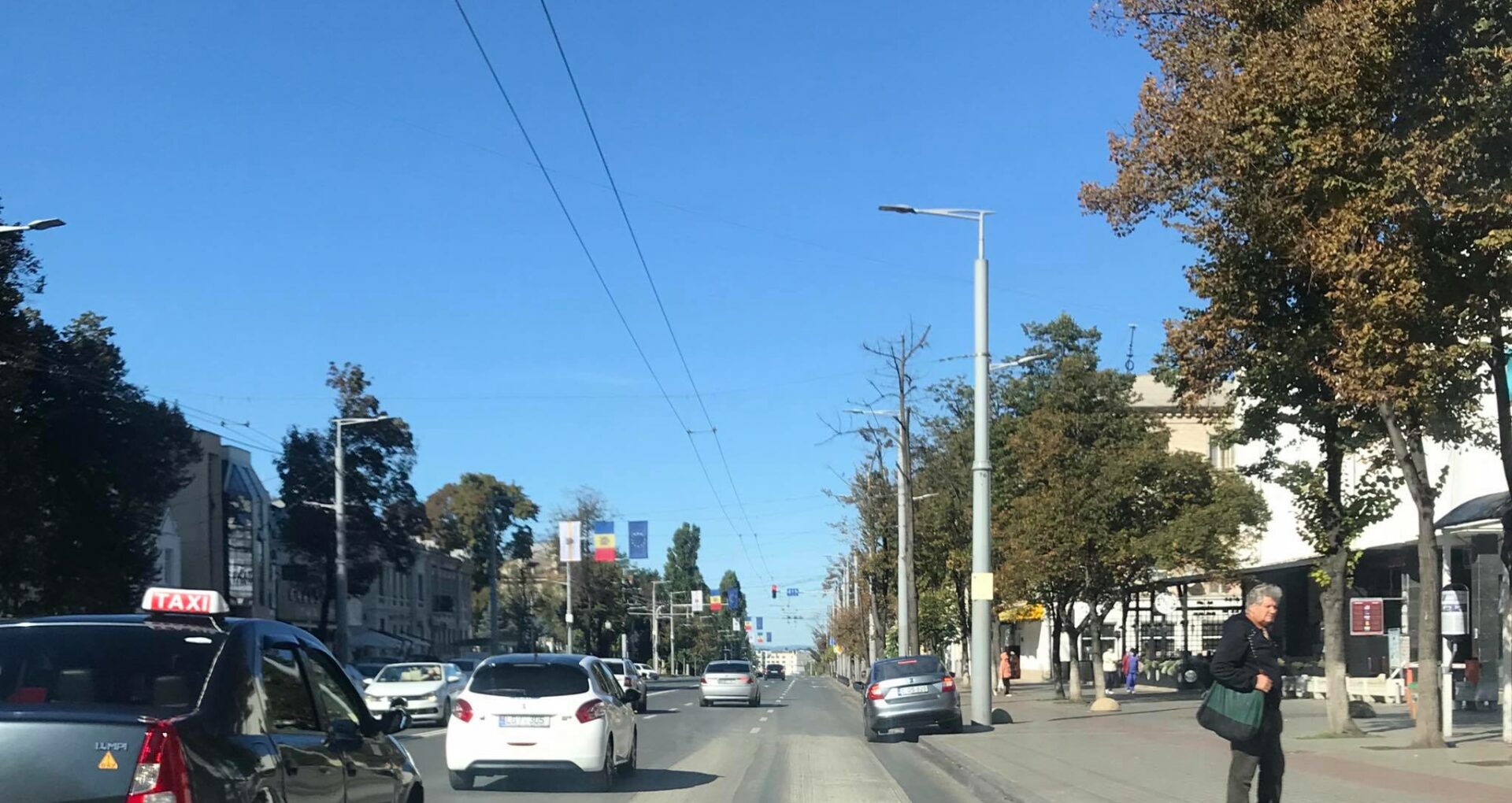 FOTO/ Asfaltul de pe bd. Ștefan cel Mare din preajma unor stații de așteptare a fost frezat în această noapte