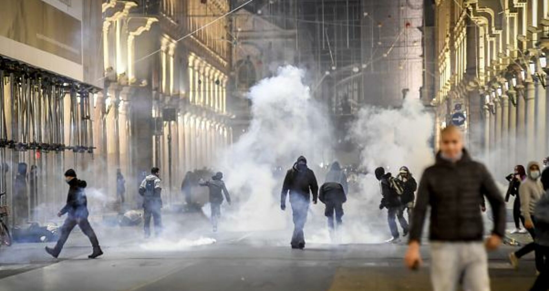 FOTO/ Italia a fost cuprinsă de un val de proteste violente, după ce au fost impuse mai multe restricții anti-covid