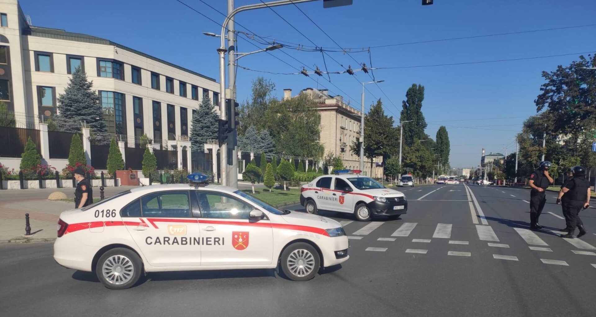 Un carabinier, internat în spital după ce s-a electrocutat lângă Ambasada Rusiei la Chișinău, în timpul misiunii de serviciu