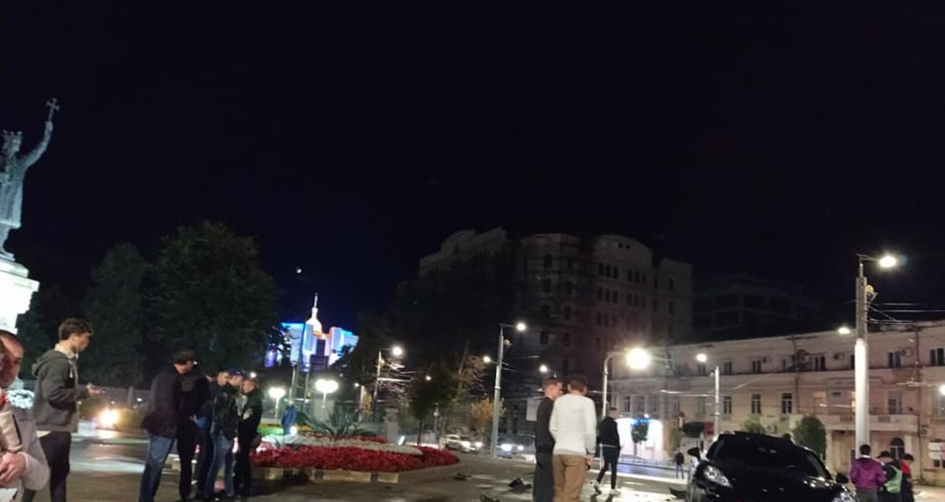 VIDEO, FOTO/ Un Porsche a intrat pe scările monumentului lui Ștefan cel Mare și Sfânt