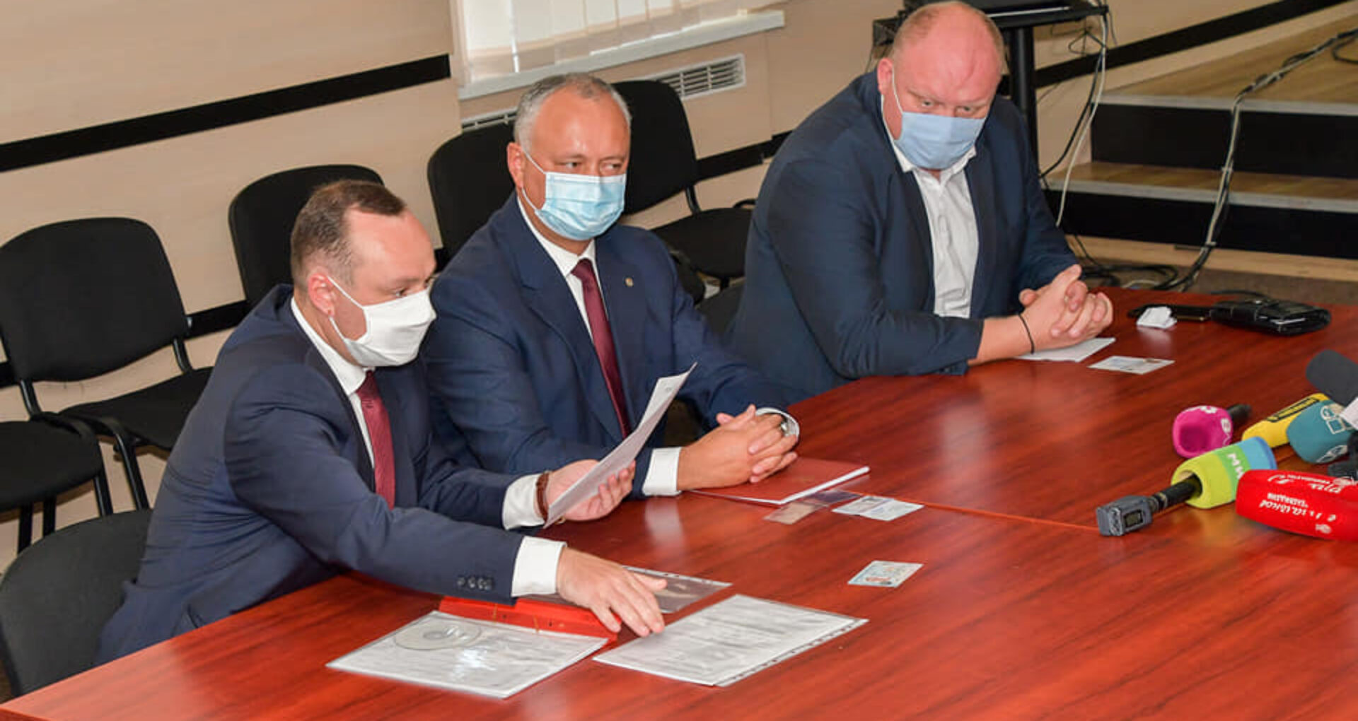 „Oamenii președintelui” testați pozitiv la COVID-19. Vicepreședintele Parlamentului Vlad Batrîncea, șeful staff-ului electoral al lui Igor Dodon are coronavirus și se află internat la spital