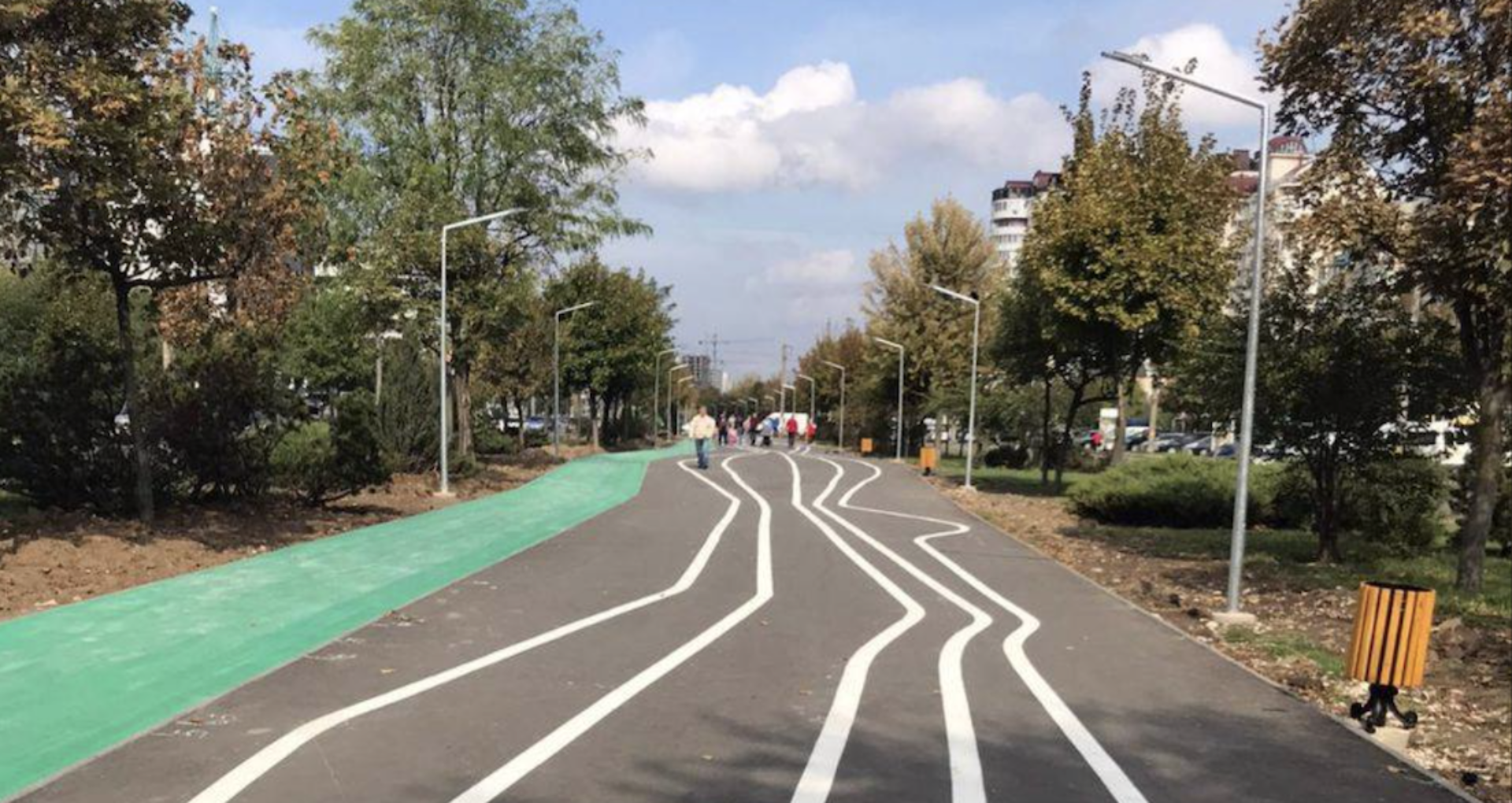 Pistă pentru bicicliști, piloni de protecție, indicatoare și benzi trasate haotic pe aleea de la Ciocana, de un milion și jumătate de lei. Vicepretor: „Au rol decorativ, dar și rolul de a nu supraîncălzi asfaltul la soare”